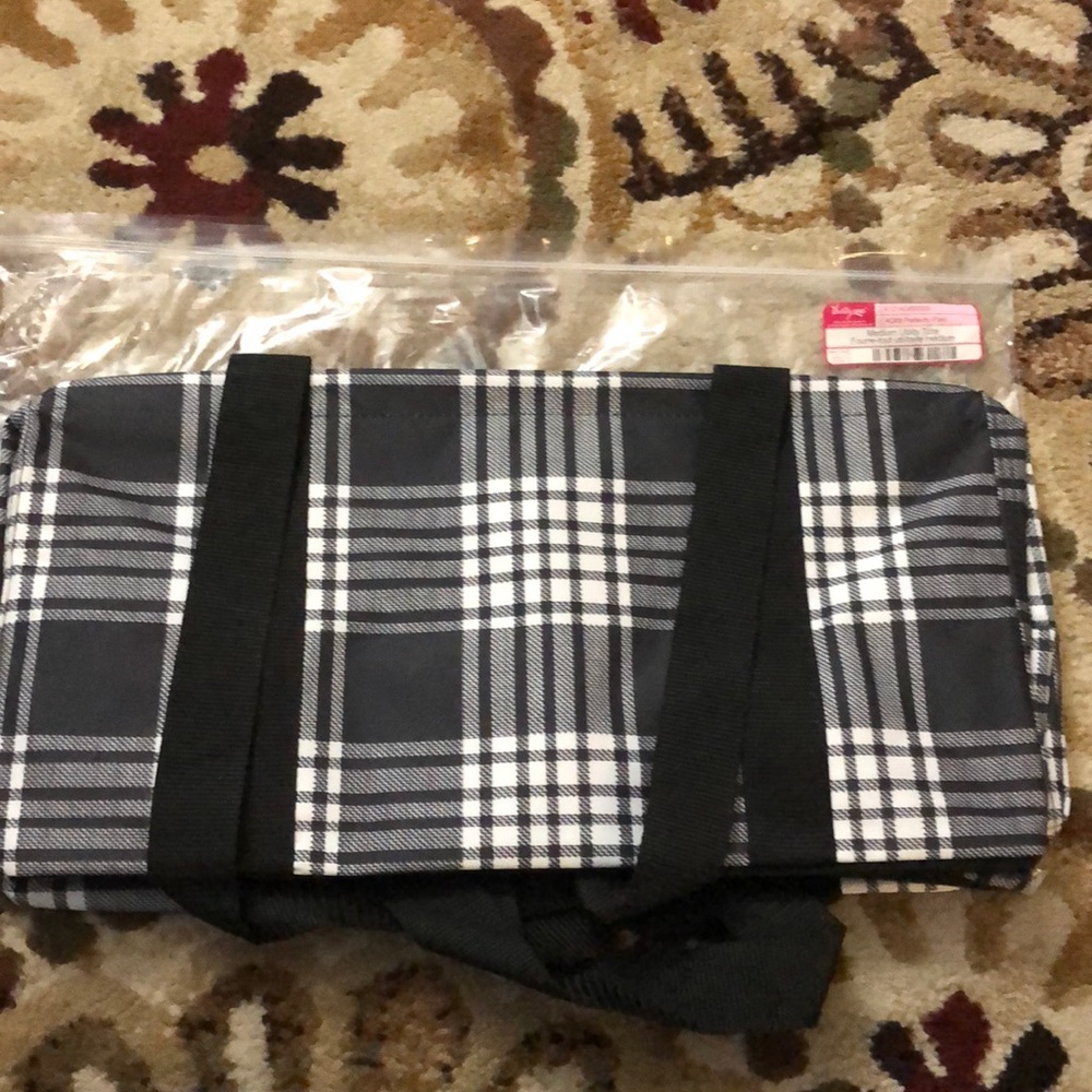 Medium utility tote